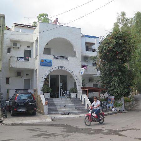 Egeon Rooms And Studios Джорджополис Екстериор снимка